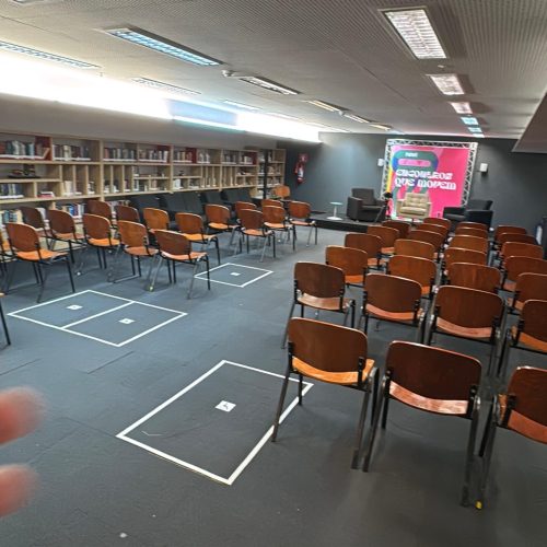 Ajustes de rotas, fluxos e locais acessíveis no auditório